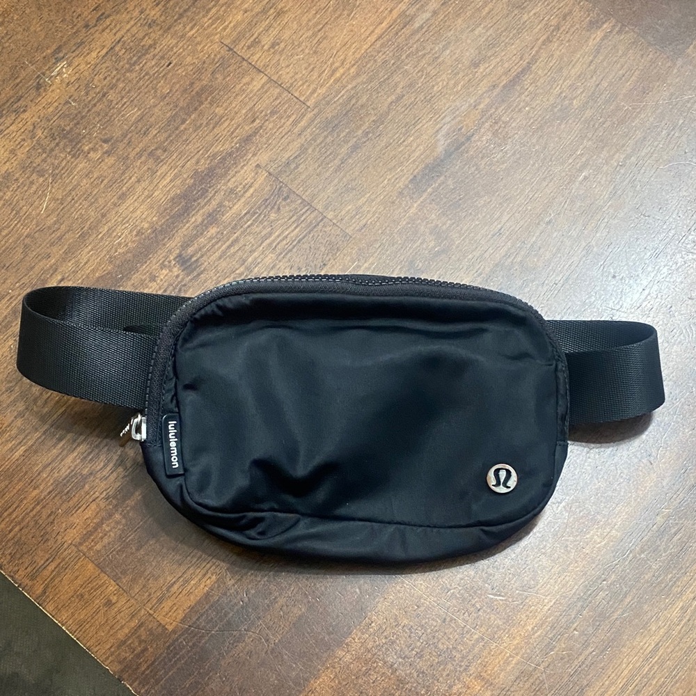 Lululemon Everywhere Belt Bag